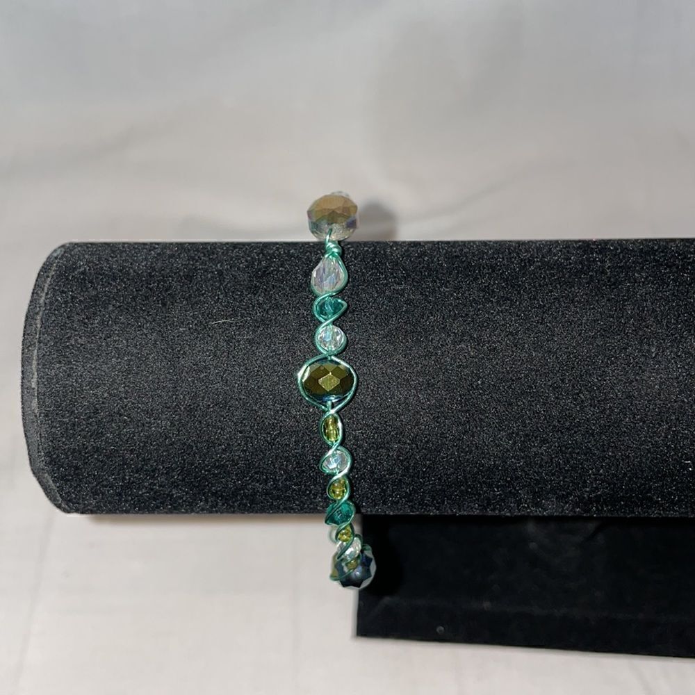 Beaded and wire bracelet - Picture 2 of 5